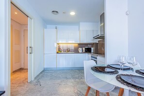 Microondas, horno, placa de cocina, lavavajillas