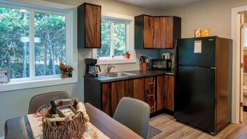 Refrigerador, microondas, cafetera y tetera y tostadora