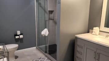 Douche, sèche-cheveux, serviettes fournies, savon
