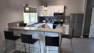 Micro-ondes, four, plaque de cuisson, lave-vaisselle