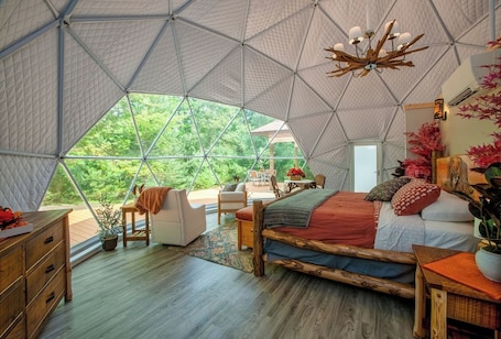 2 bedrooms, iron/ironing board, WiFi, bed sheets. Luxury on the Edge of Traverse City