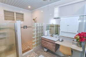 Douche, sèche-cheveux, serviettes fournies, savon