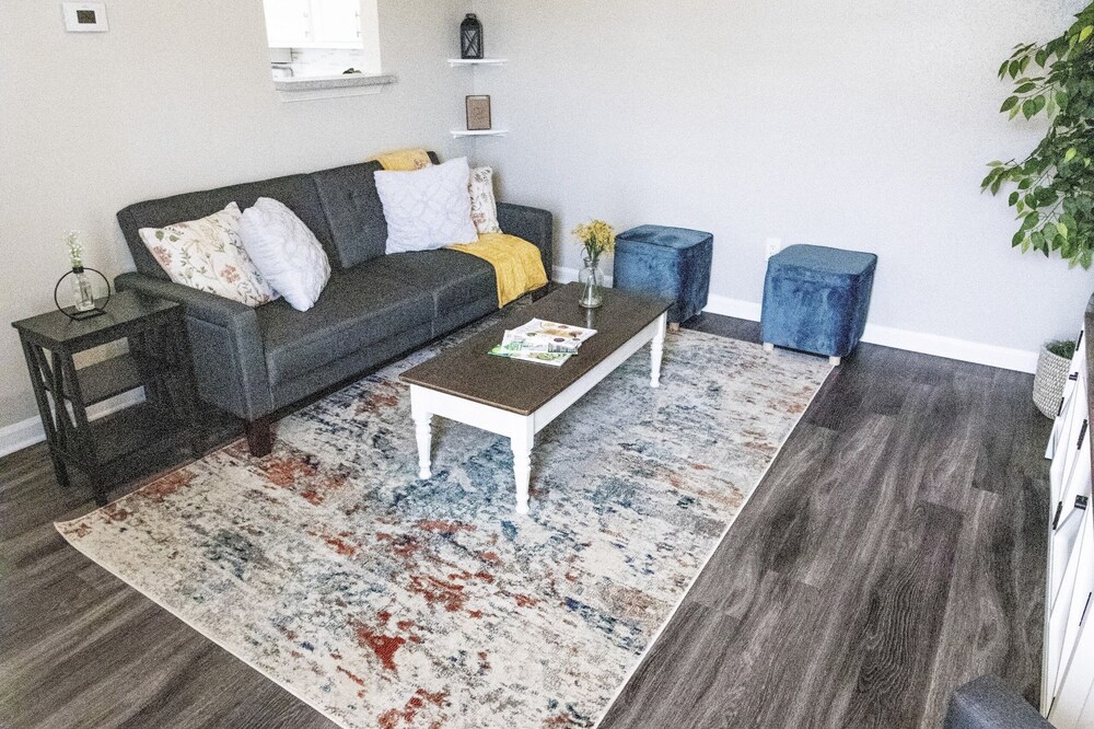 2 Br Apt w/ pool and fast Wi-fi