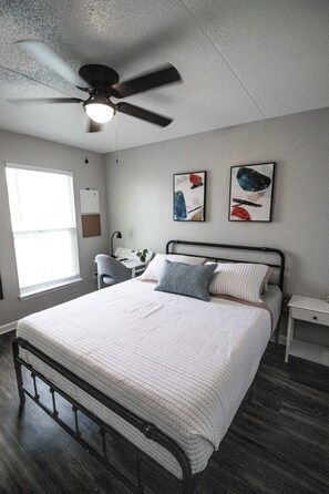 2 Schlafzimmer, Schreibtisch, Bügeleisen/Bügelbrett, kostenloses WLAN