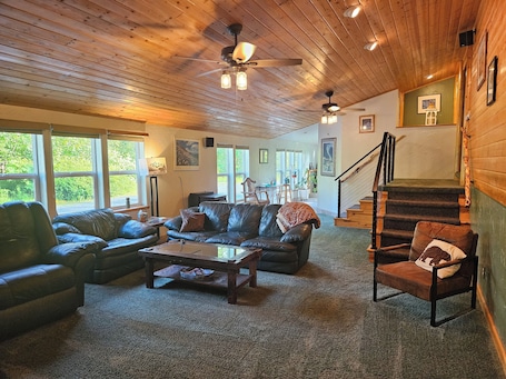 Smart TV, DVD player, books, video library. Valdez Home - Fishing and Mountain Adventures