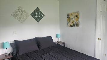 2 soverom, skrivebord, strykejern/-brett og reiseseng for barn