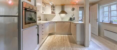 ثلاجة، فرن، غسالة أطباق، ماكينة لصنع القهوة/الشاي