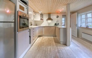 Kühlschrank, Ofen, Geschirrspüler, Wasserkocher mit Kaffee-/Teezubehör