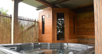 Farmhouse Sauna, Jacuzzi, BBQ Grill & Garden, sleeps 24