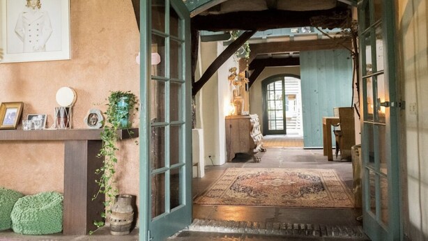 A rustic hallway with a wooden floor, green-framed doors, a hanging plant, and a framed picture on the wall. - BoHo - Jacuzzi, Sauna, BBQ, Garden close to Amsterdam & Utrecht - Sleeps 24 (Kockengen)