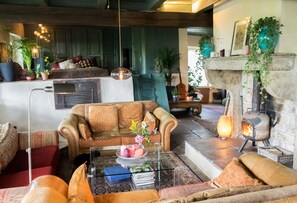 TV, fireplace, books, computer monitors - BoHo - Jacuzzi, Sauna, BBQ, Garden close to Amsterdam & Utrecht - Sleeps 24 (Kockengen)