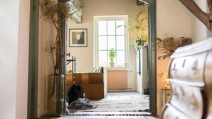 A hallway with a wooden ceiling, a large window, and a rug on the floor. - BoHo - Jacuzzi, Sauna, BBQ, Garden close to Amsterdam & Utrecht - Sleeps 24 (Kockengen)