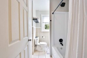 Hair dryer, towels, soap, shampoo - The Downtown Hound: An unrivaled haven of comfort & luxury in heart of Bethlehem (Bethlehem)