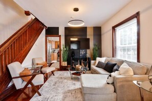 Smart TV, table football, books - The Downtown Hound: An unrivaled haven of comfort & luxury in heart of Bethlehem (Bethlehem)