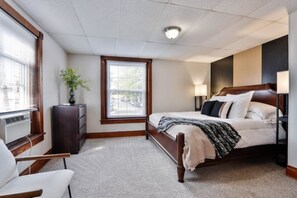 3 bedrooms, desk, iron/ironing board, free WiFi - The Downtown Hound: An unrivaled haven of comfort & luxury in heart of Bethlehem (Bethlehem)