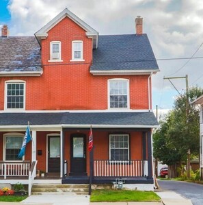 Exterior - The Downtown Hound: An unrivaled haven of comfort & luxury in heart of Bethlehem (Bethlehem)