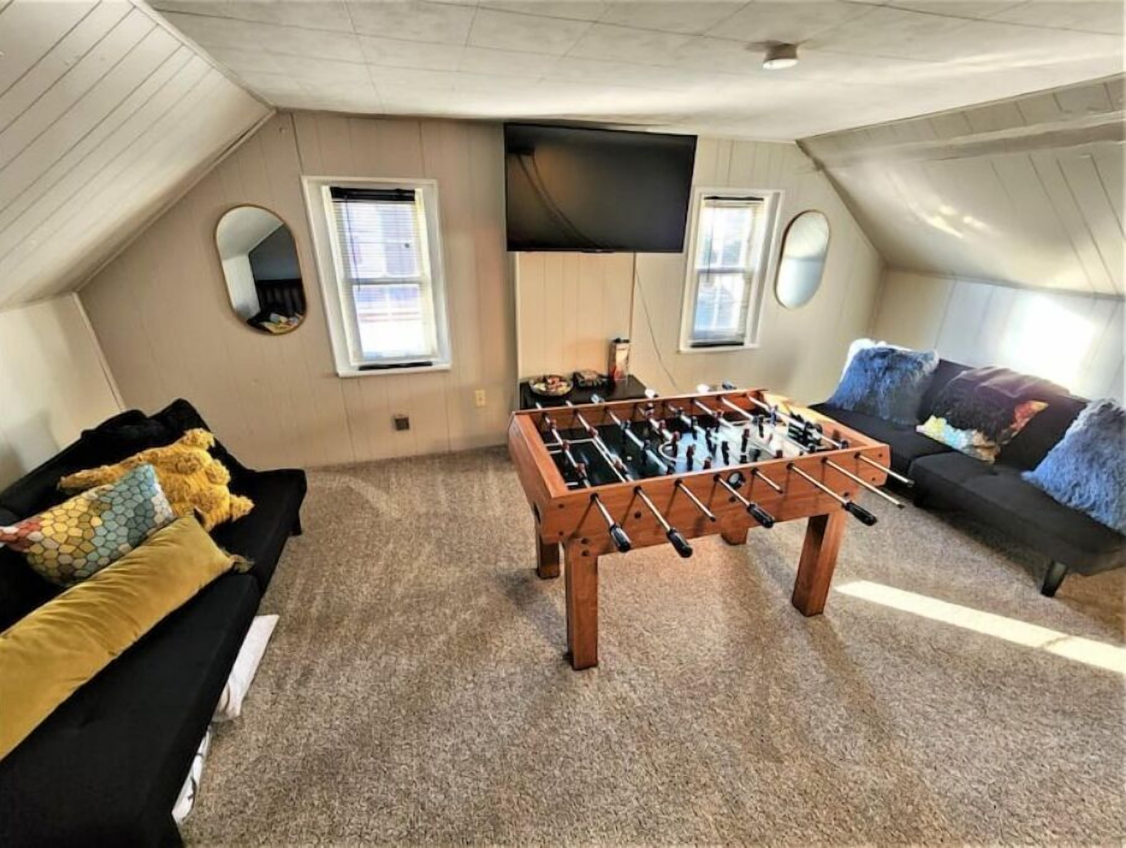 The Downtown Hound: An Unrivaled Haven Of Comfort & Luxury In Heart Of Bethlehem - Lehigh University, Bethlehem