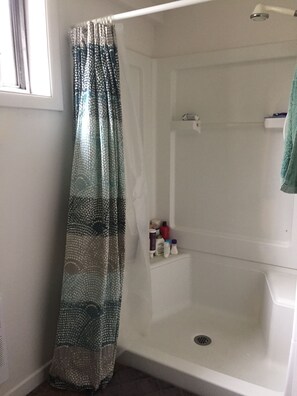 Regadera, toallas, jabón 