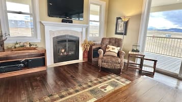 House (HV800 Majestic Views) | Living area | Fireplace