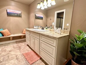 House (HV800 Majestic Views) | Bathroom | Combined shower/tub, hair dryer, towels - Hv800 Majestic Views (Kalispell)