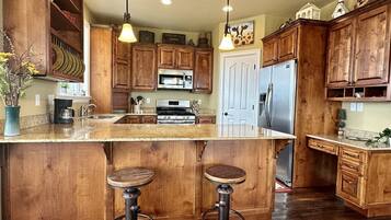 Rumah (HV800 Majestic Views) | Dapur pribadi | Meja makan