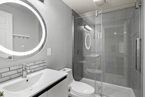 Séchoir à cheveux, serviettes fournies, savon, shampooing