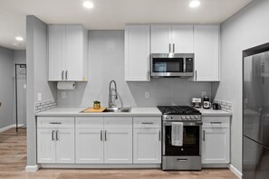 Frigorífico, microondas, horno y placa de cocina