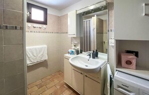 Ein Badezimmer mit Waschbecken, Spiegel und Handtuchhalter.