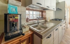 冷蔵庫、電子レンジ、コンロ、調理器具と食器