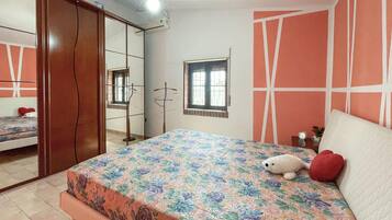 2 Schlafzimmer, Reisekinderbett, kostenloses WLAN, Bettwäsche