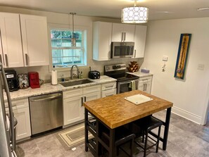 Køleskab, mikrobølgeovn, ovn, kogeplade