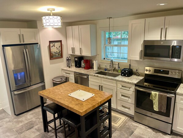 Køleskab, mikrobølgeovn, ovn, kogeplade