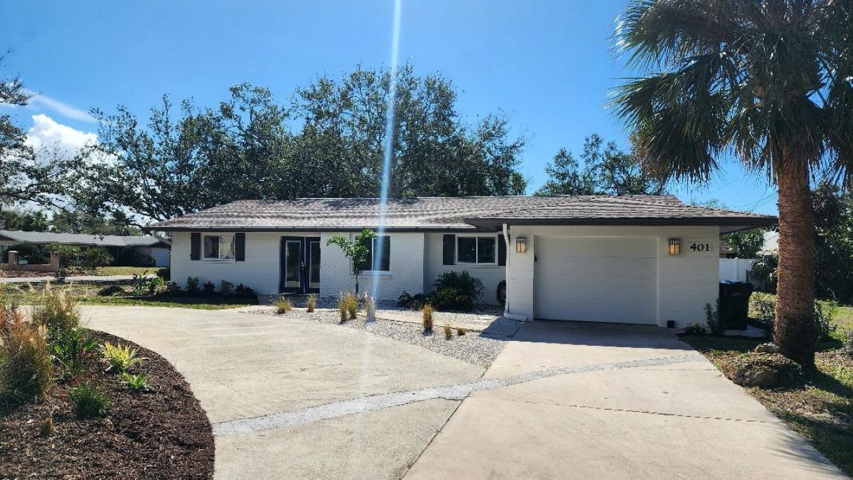Beautiful updated home - Walk to Beach