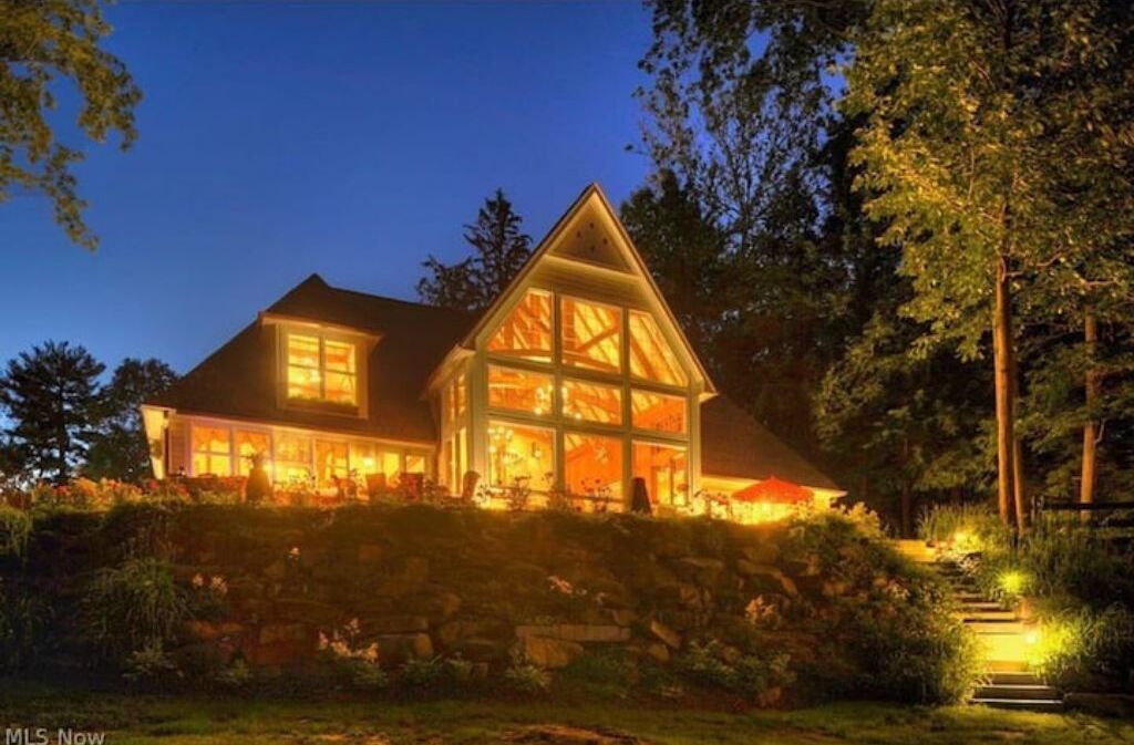 River Front Estate with Charming Guesthouse