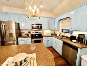 冷蔵庫、電子レンジ、オーブン、コンロ