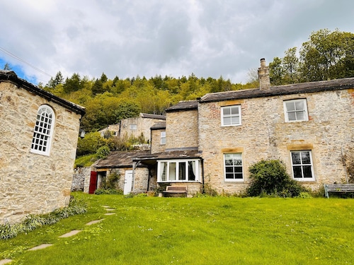Beautiful stone cottage 5 miles from Richmond and the Yorkshire Dales w/ free Wifi, multi-fuel stove