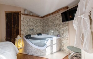 4 bedrooms, travel crib, free WiFi, bed sheets - Stunning home in Capannori with jacuzzi (Capannori)