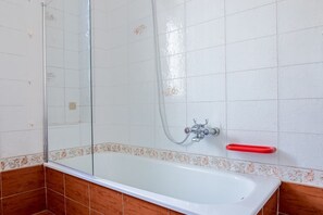 Bathtub, free toiletries, hair dryer, bidet - Viareggio Beach Apartment (Viareggio)