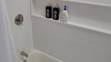 Asciugacapelli, asciugamani, sapone, carta igienica