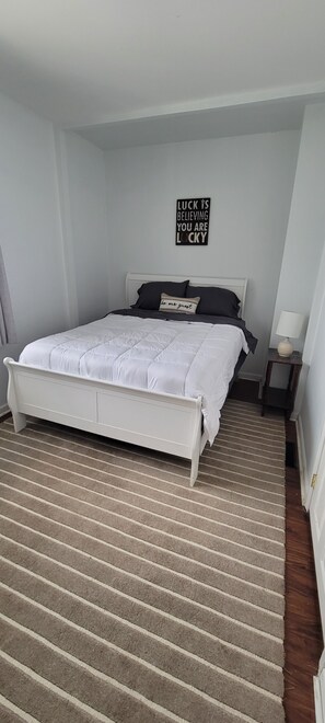 3 bedrooms, iron/ironing board, WiFi, bed sheets - Downtown House with Hidden Room (Buffalo)