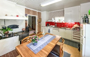 Fridge, microwave, stovetop, coffee/tea maker - Stunning home in Sysslebäck with WiFi (Sysslebäck)