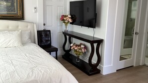 1 bedroom, iron/ironing board, WiFi (free), bed sheets - Cozy Private 1BR Home Near Disneyland (Fullerton)