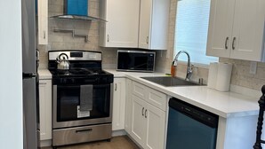 Coffee/tea maker, fridge, microwave, oven - Cozy Private 1BR Home Near Disneyland (Fullerton)