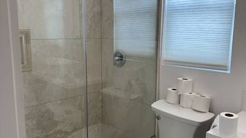 Suihku, hiustenkuivaaja, pyyhkeet, saippua