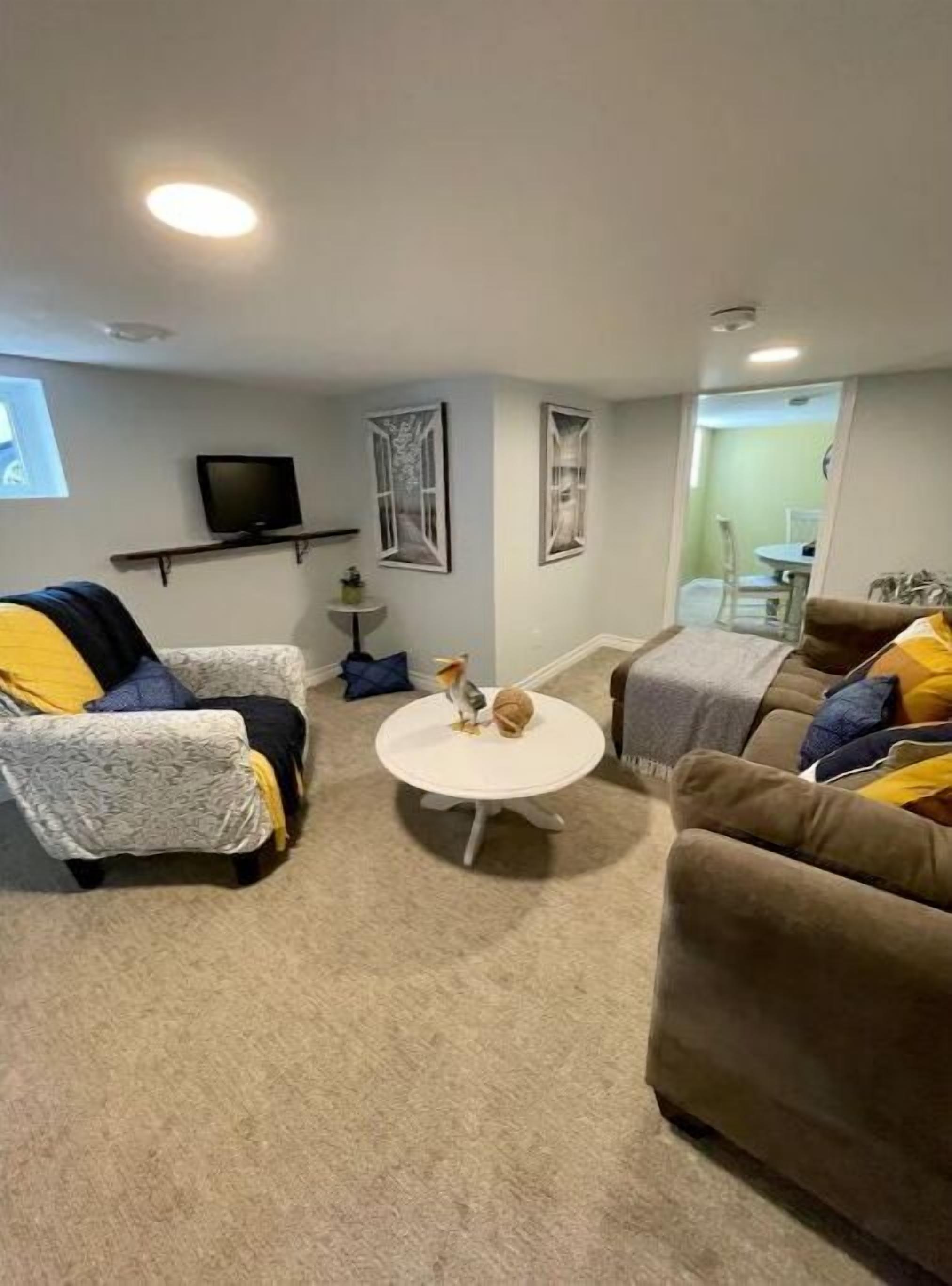 Island View Escape in Historic Amherstburg !!