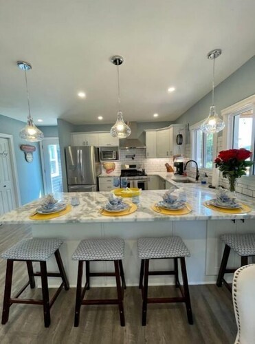 Island View Escape in Historic Amherstburg !!