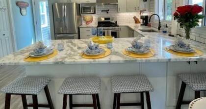 Island View Escape in Historic Amherstburg !!