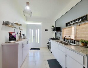 Fridge, oven - Valley View, hillside gem full apt w/kitchen#1 (Aguada)