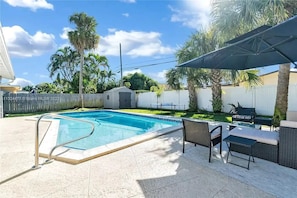 Outdoor pool, a heated pool - Lovely home with heated Pool a mile from the beach (Boca Raton)