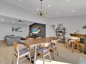 Dining - Lovely home with heated Pool a mile from the beach (Boca Raton)